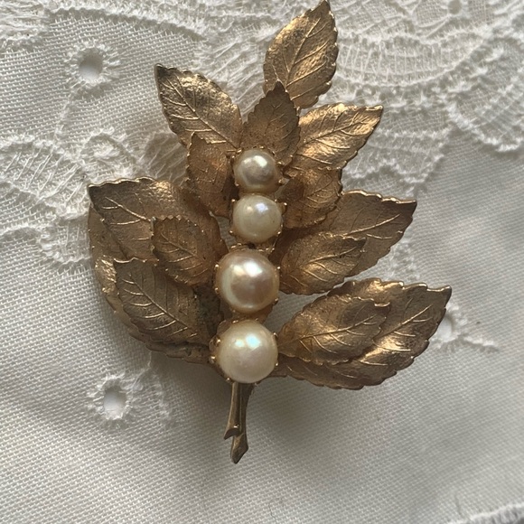 VTG Gold Plated Faux Pearl Leaf Brooch Pin Woman’s Jewelry Leaves Flower Plant - Picture 2 of 5
